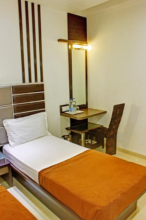 Hotel Corona Bharuch Exterior foto