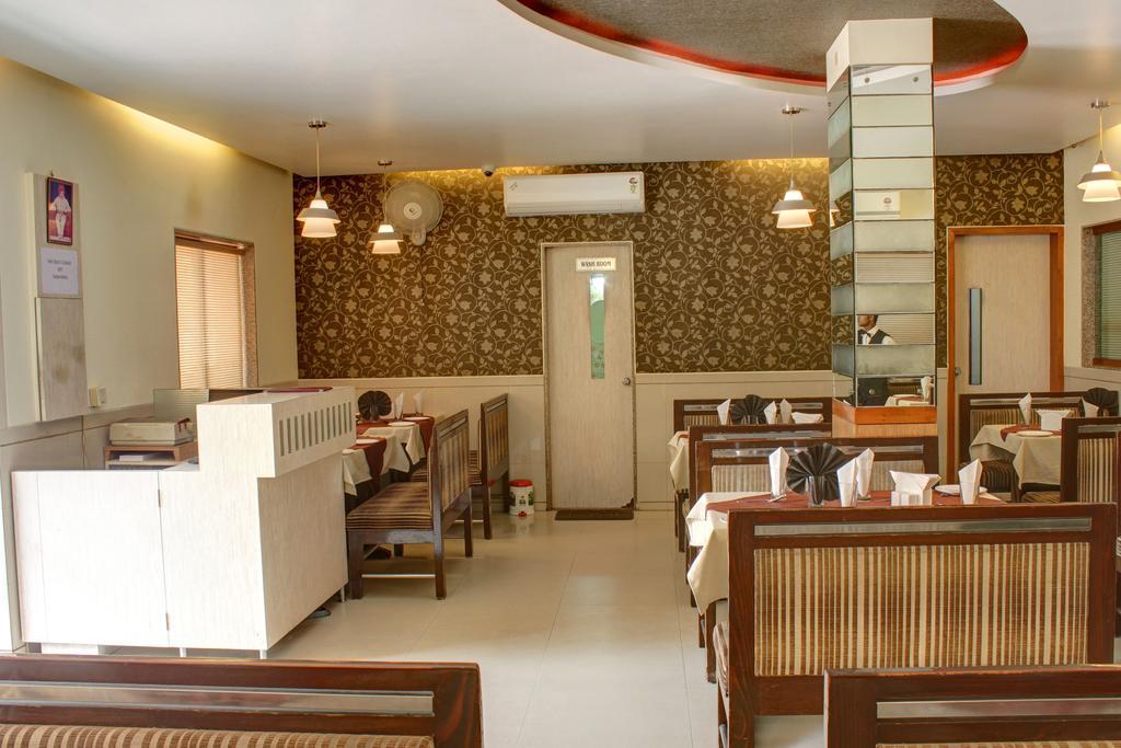 Hotel Corona Bharuch Exterior foto