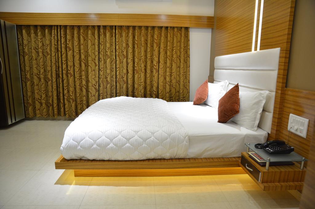 Hotel Corona Bharuch Zimmer foto