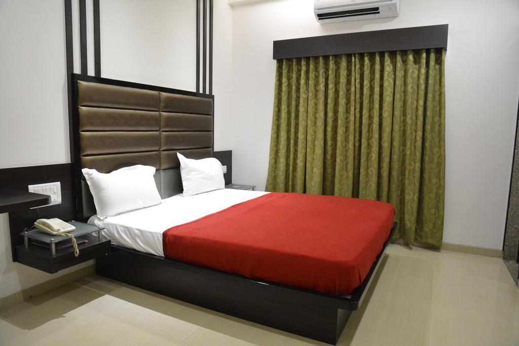 Hotel Corona Bharuch Exterior foto