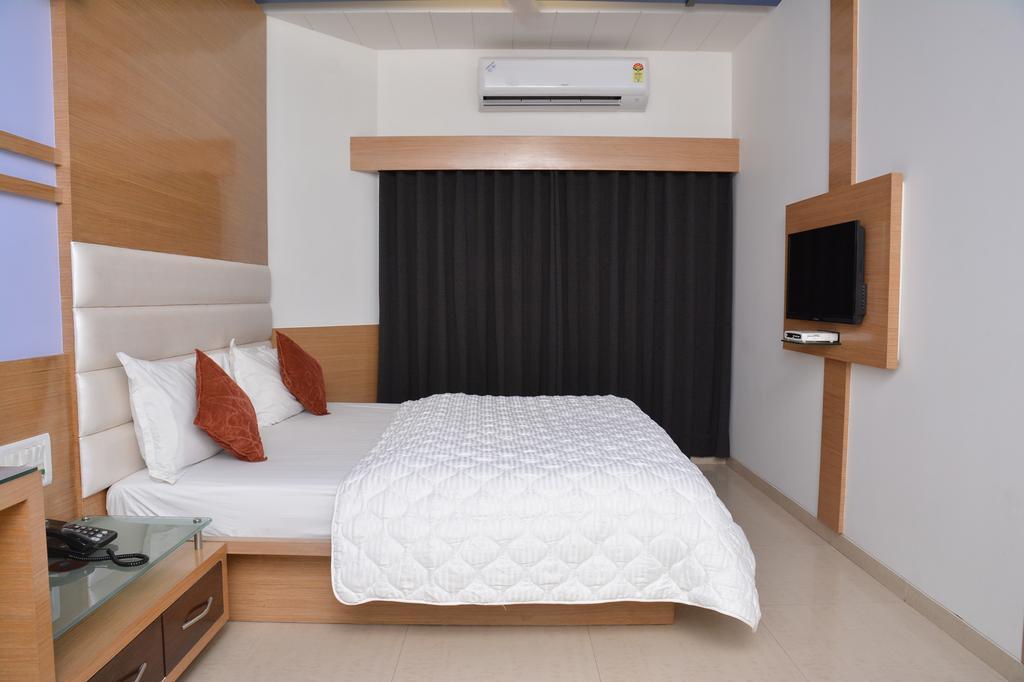 Hotel Corona Bharuch Zimmer foto