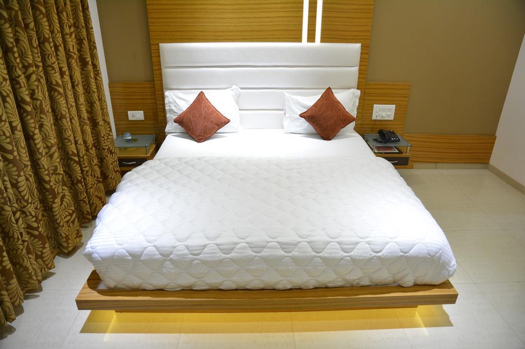 Hotel Corona Bharuch Zimmer foto