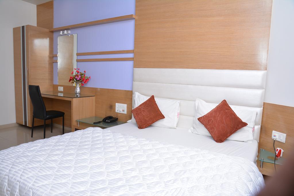 Hotel Corona Bharuch Zimmer foto