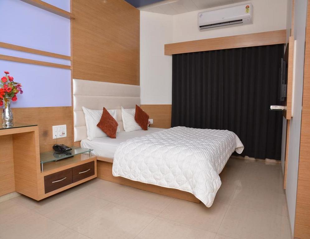 Hotel Corona Bharuch Zimmer foto
